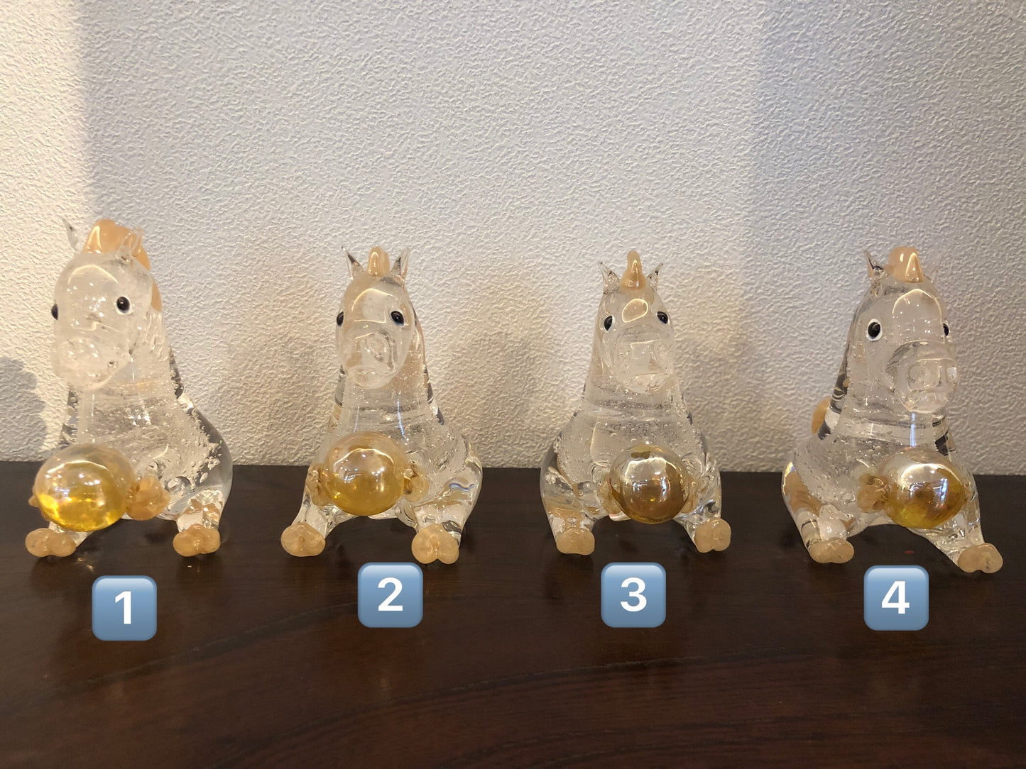 干支『牛』　宝珠を持ったﾗｯｷｰﾎｰｽ　立髪ｸﾘｰﾑ