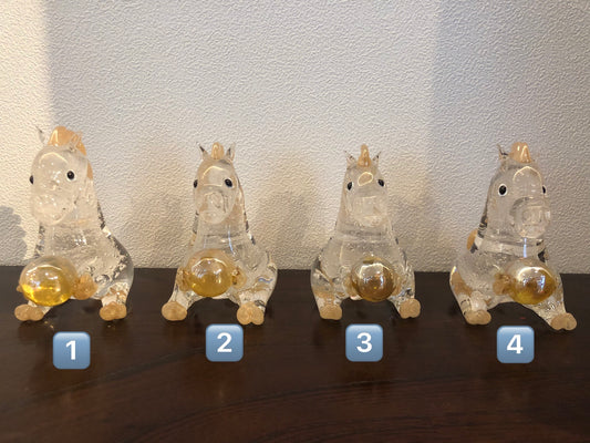 干支『牛』　宝珠を持ったﾗｯｷｰﾎｰｽ　立髪ｸﾘｰﾑ